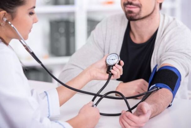 il medico misura la pressione sanguigna nell'ipertensione